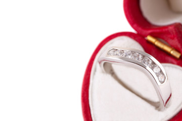 Caja con forma de corazón mostrando un anillo de oro blanco