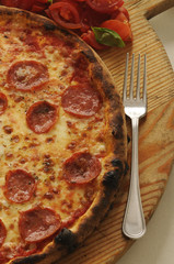 Pizza al salamino piccante cotta nel forno a legna