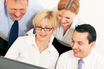 Businessteam arbeitet an einem Computer