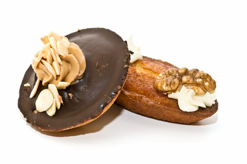 pasteles variados de chocolate con almendras y de nata con nuez