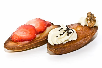 barquillos de fresa con crema y nata con nuez