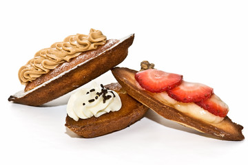 tres pasteles barquilos de sabores variados