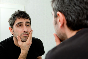 Homme au réveil.