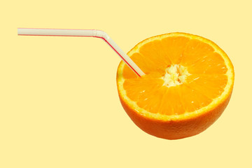 Trinkhalm steckt in einer halbierten Orange