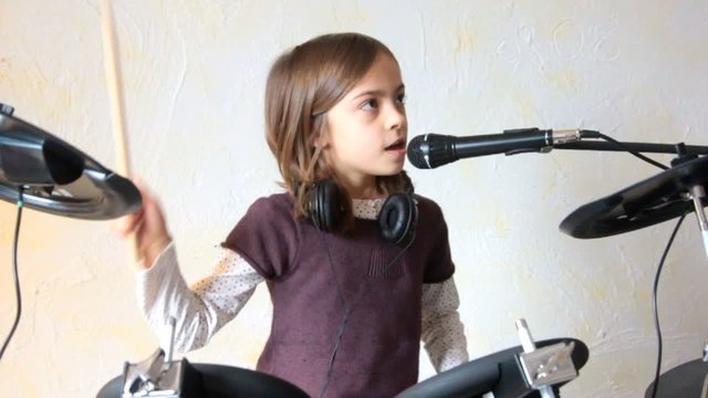 fillette &agrave; la batterie et au chant