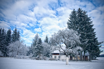 Einsamer Bauerhof im Winter