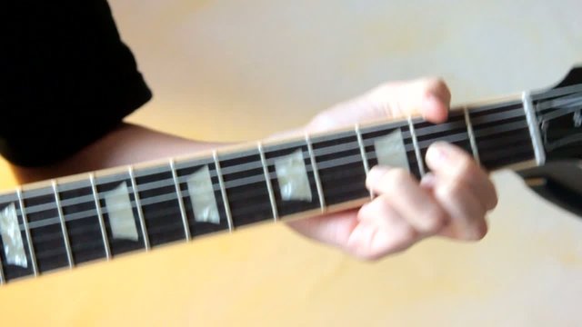 doigt sur le manche de la guitare &eacute;lectrique