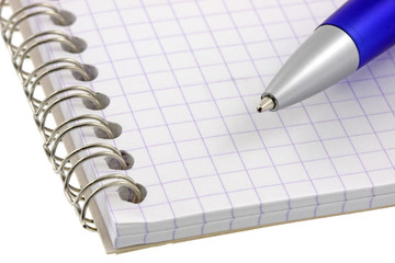 carnet spirale stylo bleu fond blanc
