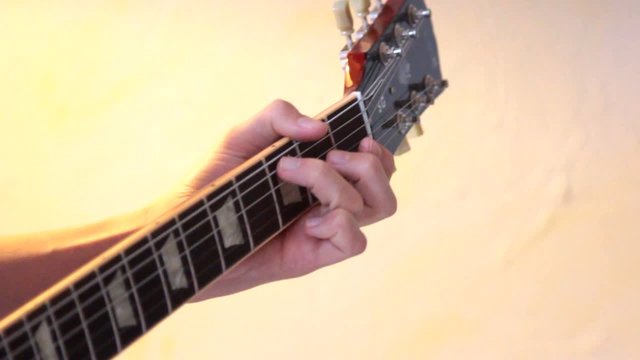 doigts sur le manche de la guitare &eacute;lectrique