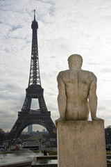 Fototapeta na wymiar Statua w Trocadero - Paryż