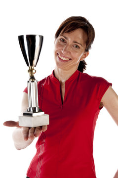Erwachsene Frau h&auml;lt Pokal in der Hand, Sportlerin