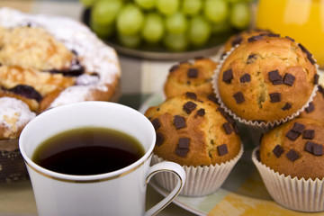 Muffins und Kuchen mit Kaffee und Weintrauben