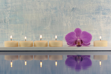 Orchidee mit Kerzen und Spiegelung