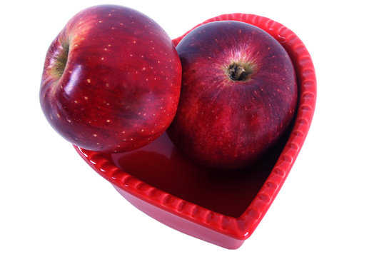 St Valentin - 2 pommes rouges dans ravier coeur