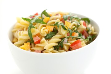 Nudelsalat mit Paprika, Rucola und Tomate