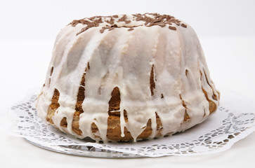 Gugelhupf mit Zuckerguss auf Weiß