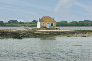 Kleines Haus auf Insel