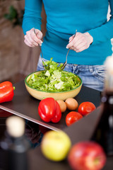 junge frau macht einen frischen salat