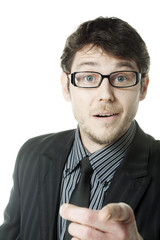 jeune homme d'affaires sourire montrer index