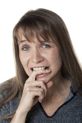 jeune femme mordant son index ennuis