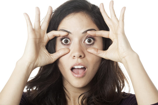 jeune femme ouvrant grand ses yeux
