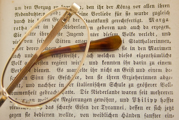 Brille auf Schiller-Ausgabe