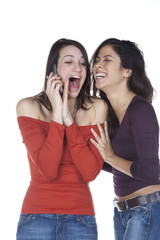 deux jeunes femmes fou rire téléphone appel