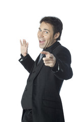 jeune homme d'affaires montrer de l'index souriant