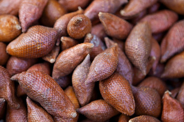 Obraz premium Snake skin fruit (salak) background