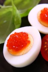 gefüllte eier mit kaviar