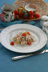 Antipasto di gamberetti in salsa con polenta