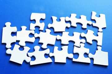 Obraz premium assorted white puzzle pieces on blue surface