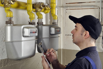 Handwerker liest Gaszähler ab