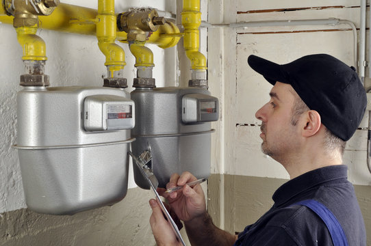 Handwerker liest Gasz&auml;hler ab