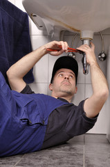 Sanitärinstallateur repariert Abfluss