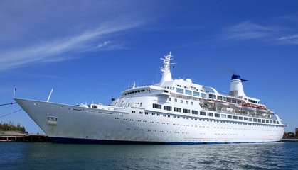 Fototapeta na wymiar Big cruise liner