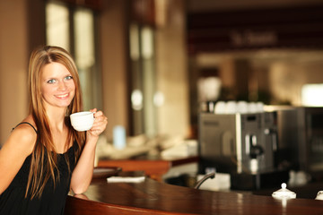 Frau im Cafe
