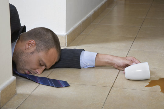 Hombre Dormido con Cafe