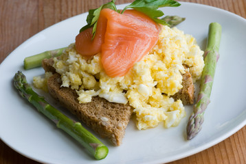 Smoked salmon with scrambled egg and asparagus © Martin Turzak