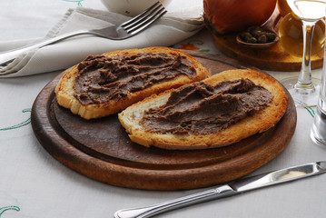Crostoni fegatini e salvia - Antipasti Toscana