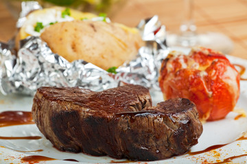 gegrilltes Steak mit Ofenkartoffel