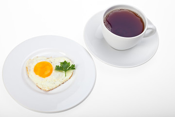 herzförmigen Spiegelei und eine Tasse Tee