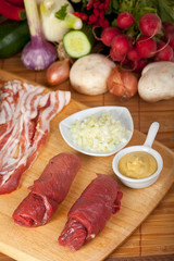 zwei rohe Kalbsschnitzel und verschiedene Zutaten