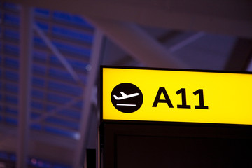 Abflug-Hinweisschild am Flughafen
