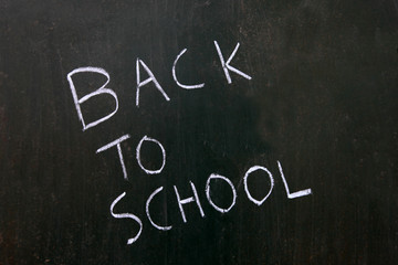 Obraz premium back to school written on a chalk board