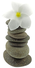 Fototapeta na wymiar pyramide zen, galets, fleur frangipanier, fond blanc