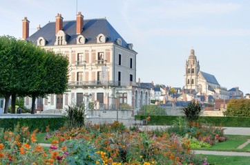 Fototapeta na wymiar ogród w centrum Blois