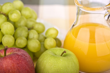 Weintrauben mit Orangensaft und Apfel