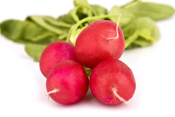 Radieschen mit Blätter isoliert