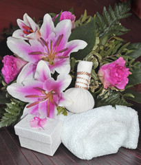 Weißes Handtuch mit Lilien und Geschenkschachtel